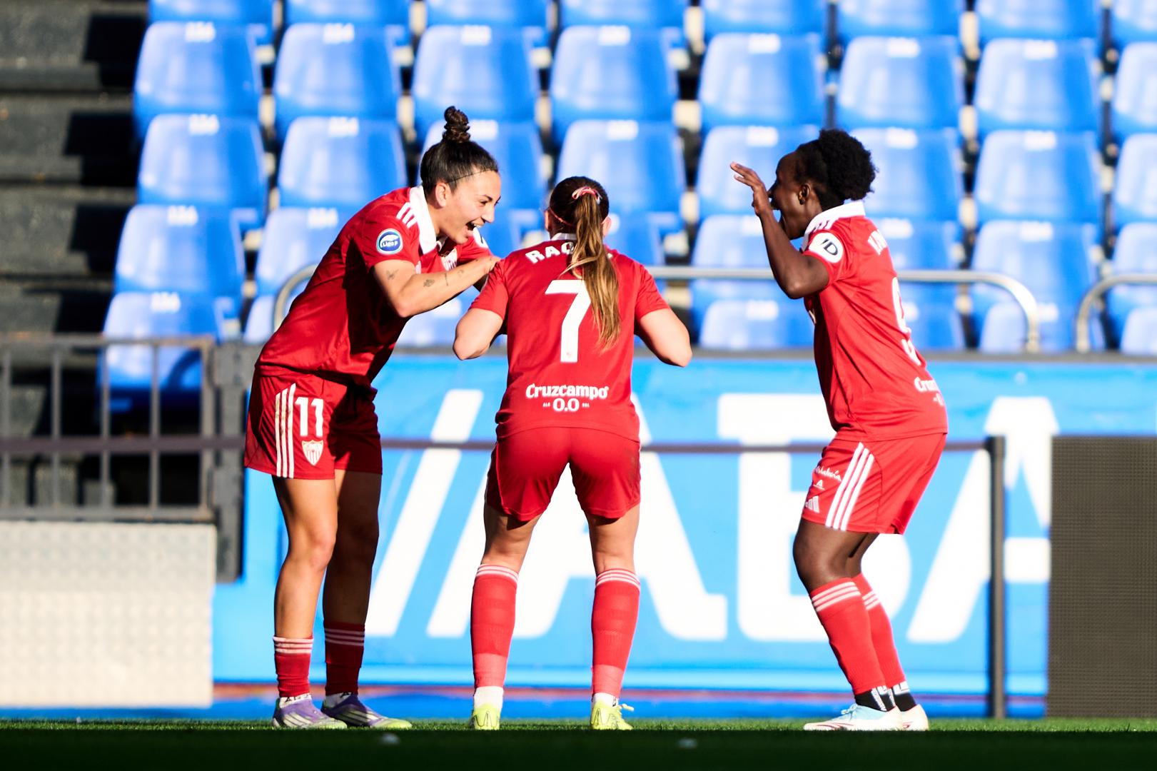 Celebración Sevilla FC Lucía Moral 'Wifi' y Fatou Kanteh