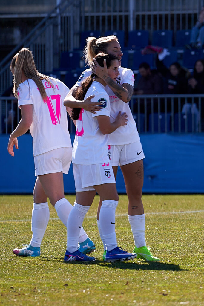 Angela Sosa del Madrid CFF abraza a Zaira Gallardo