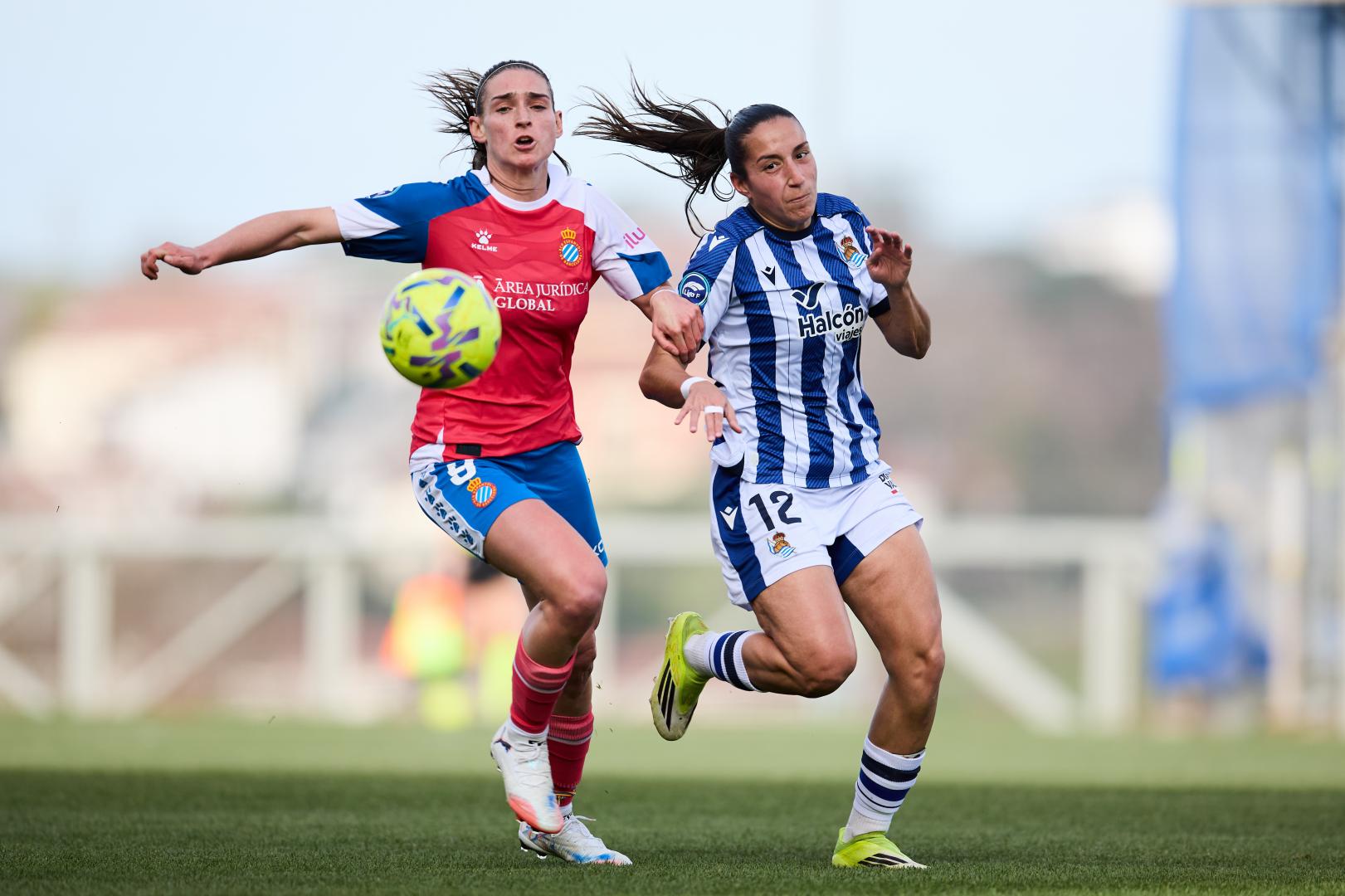Lucía Rodríguez (Real Sociedad) y Ángeles (Espanyol)