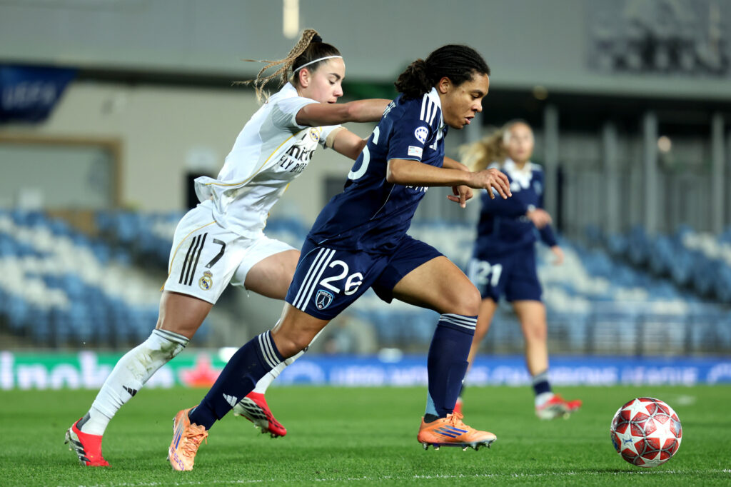 MADRID, SPAIN - FEBRUARY 18: Klaudia Jedlinska of Paris FC is challenged by Athenea of Real Madrid CF during the UEFA Women's Champions League 2025/26 KO play-offs Second Leg match between Real Madrid C.F. and Paris FC at Estadio Alfredo Di Stéfano on February 18, 2026 in Madrid, Spain. (Photo by Judit Cartiel - UEFA/UEFA via Getty Images)