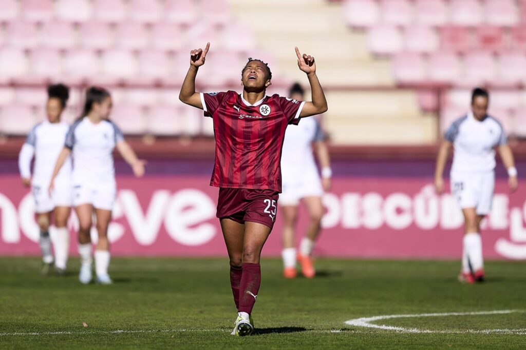 Salomé Prat celebra gol DUX