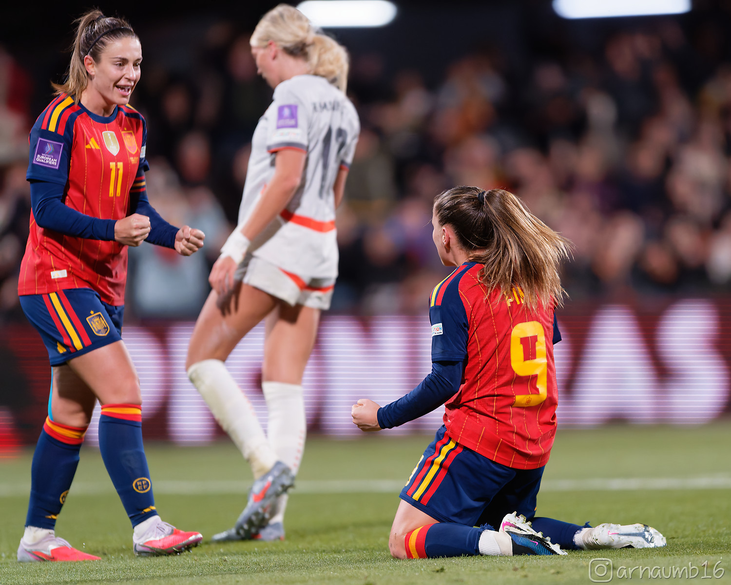 Claudia Pina celebra un gol con Alexia Putellas, durante un partido de la Selección de España, en 2026. Arnau Martínez (@arnaumb16)