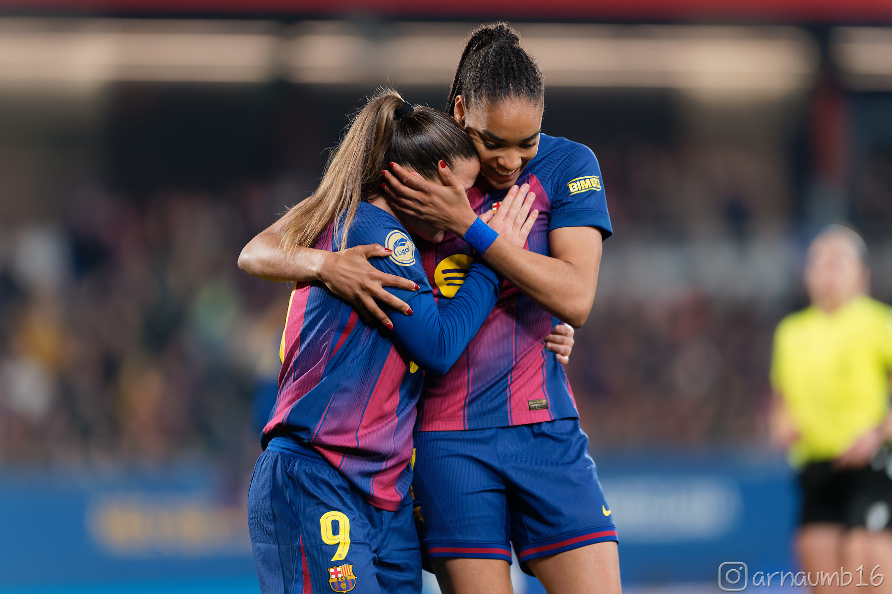 Las jugadoras del Barcelona Claudia Pina y Salma Paralluelo celebran un gol en 2026. Foto: Arnau Martínez (@arnaumb16)