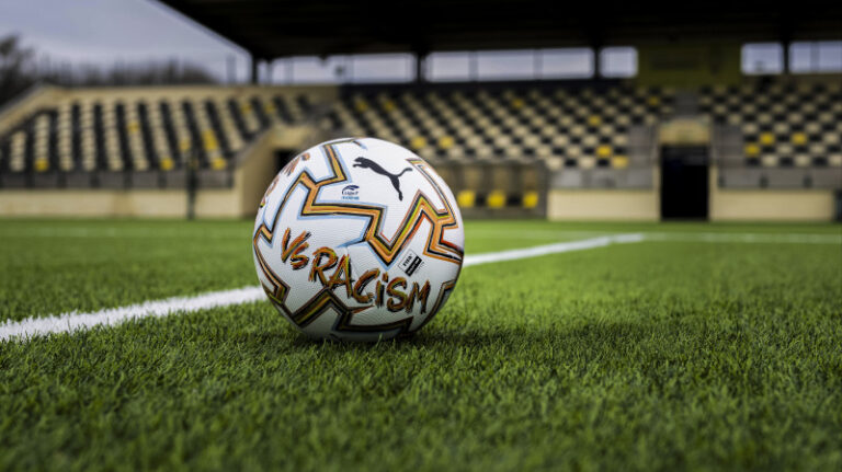 Balón Puma y Liga F contra el racismo
