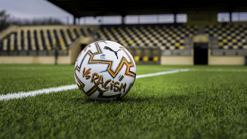 Balón Puma y Liga F contra el racismo