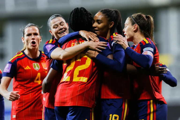 Celebración Edna con sus compañeras de Selección