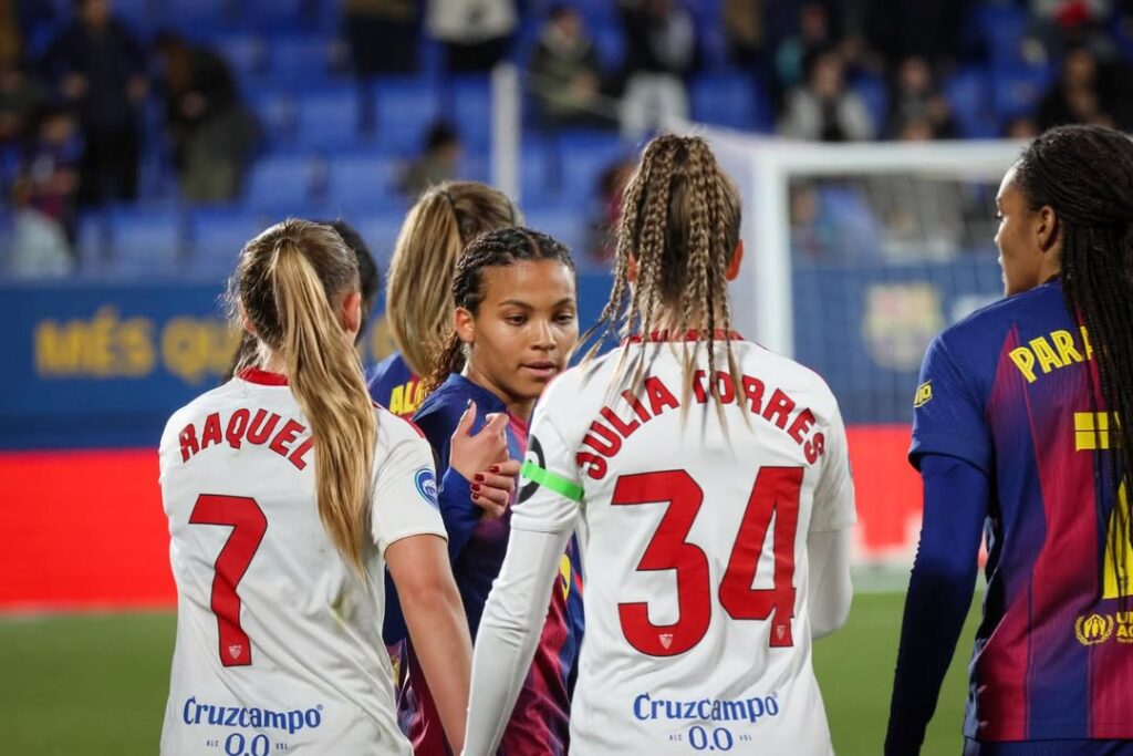 Julia Torres saludando a jugadoras del FC Barcelona