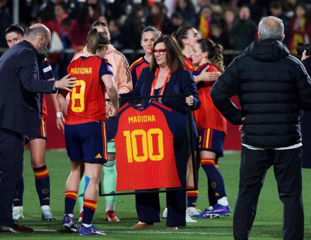 Mariona recibe la camiseta de las 100 internacionalidades