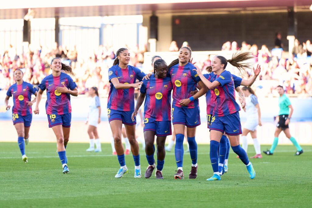 Las jugadoras del Barcelona celebran un gol de Salma Paralluelo en la Liga F 2026. Foto: LigaF
