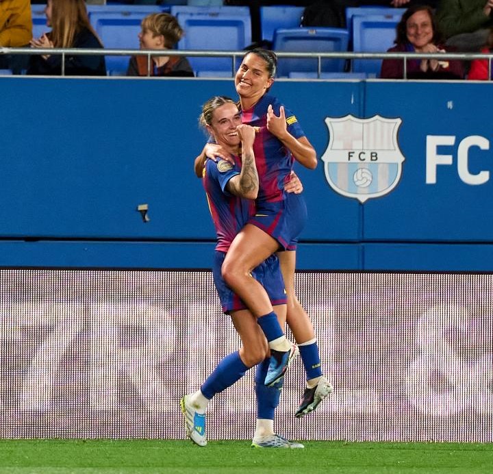 Las jugadoras del Barcelona Mapi León y Kika Nazareth, durante un partido de Liga F 2026 ante el Badalona. Foto: LigaF