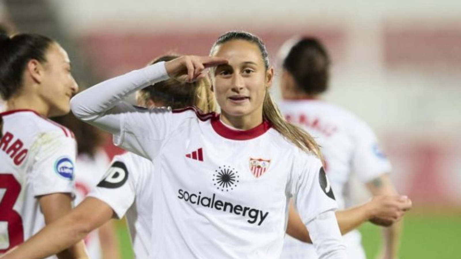Alba Cerrato celebra un gol con el Sevilla - Liga F