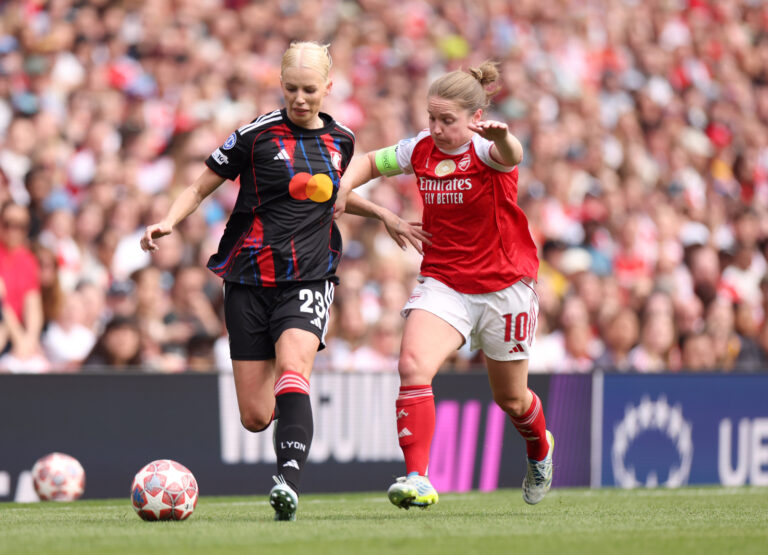 Sofie Svava y Kim Little - Arsenal FC v OL Lyonnes - UEFA Women's Champions League 2025/26 Semi-Final First Leg