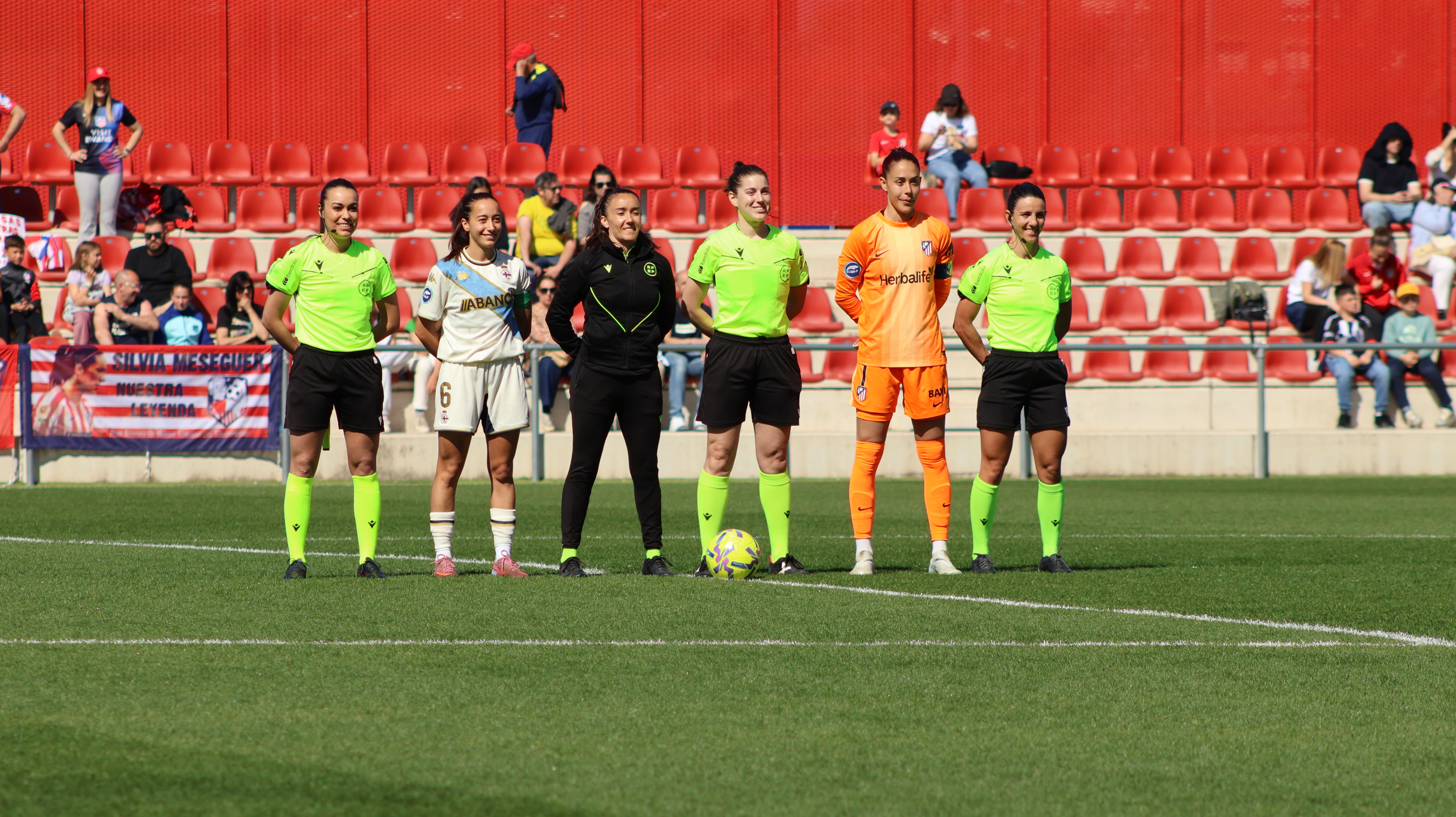 Atletico vs Depor - Liga F - arbitras y capitanas