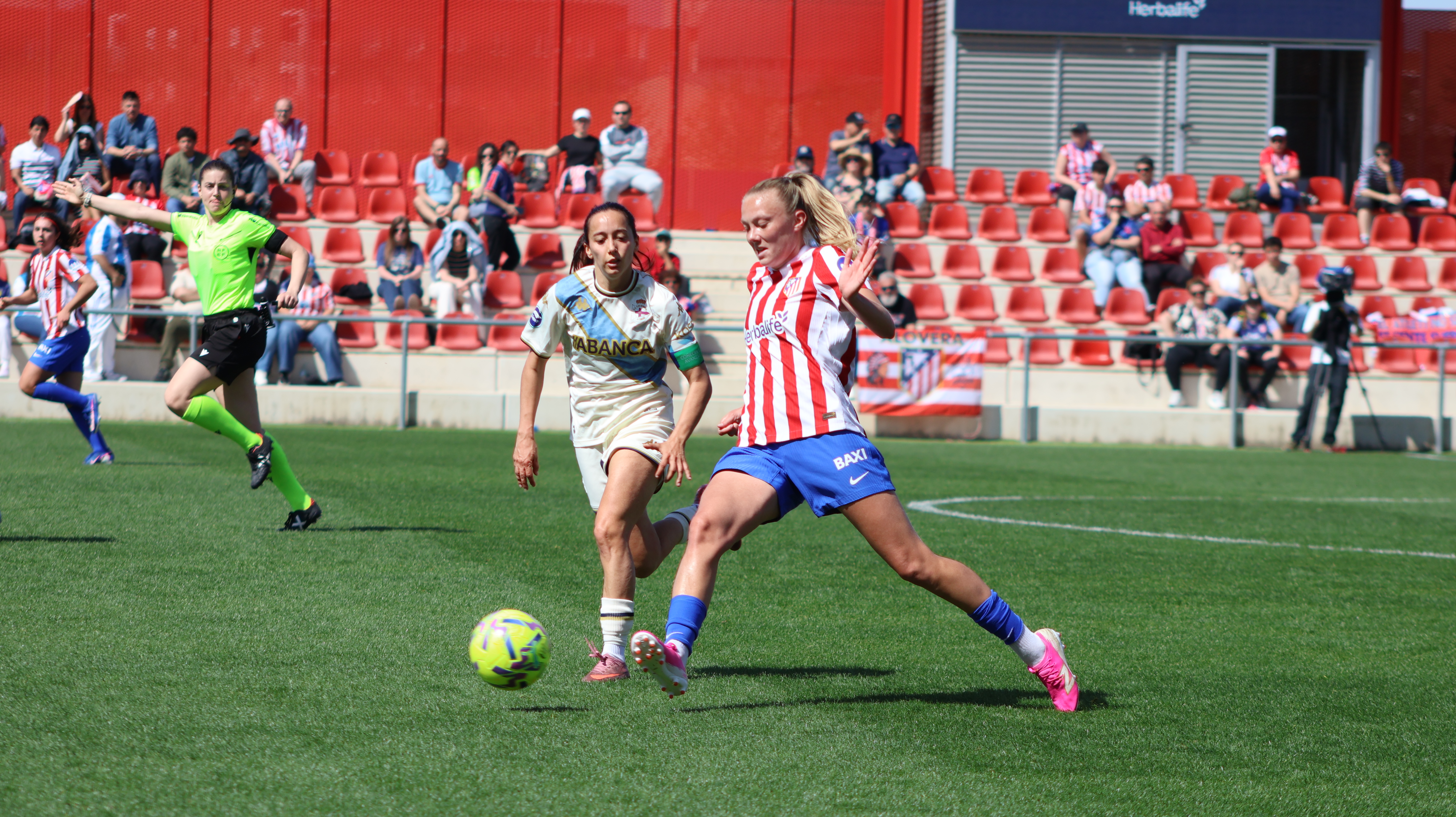 Jugadoras de fútbol en acción