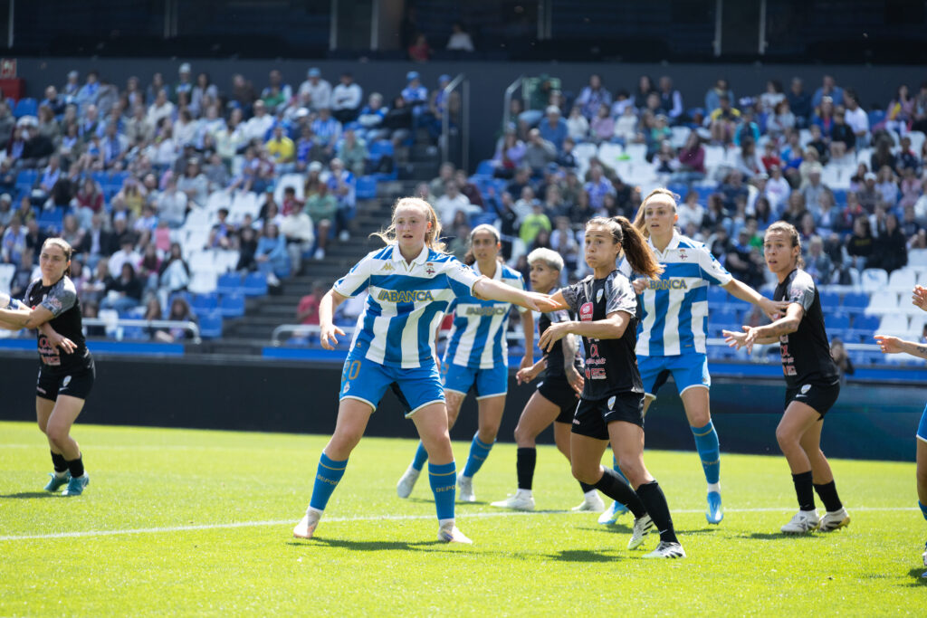 Jugadoras compitiendo en un partido de fútbolDeportivo 2-2 Alhama CF - Diego Álvarez