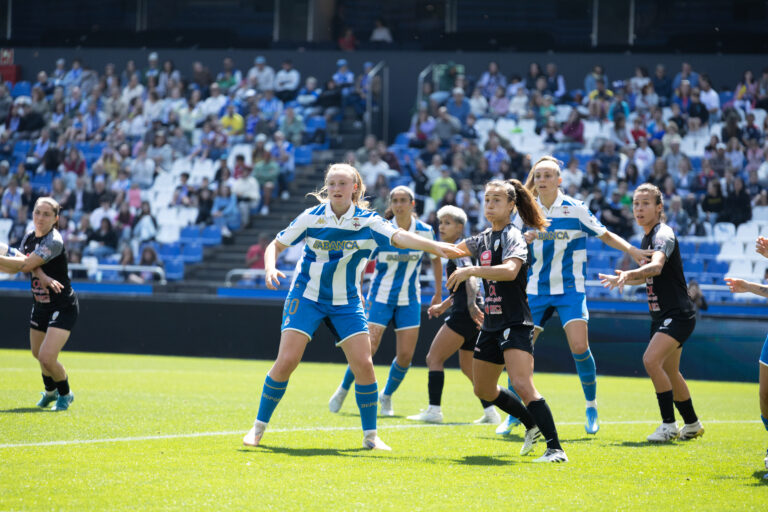 Jugadoras compitiendo en un partido de fútbolDeportivo 2-2 Alhama CF - Diego Álvarez