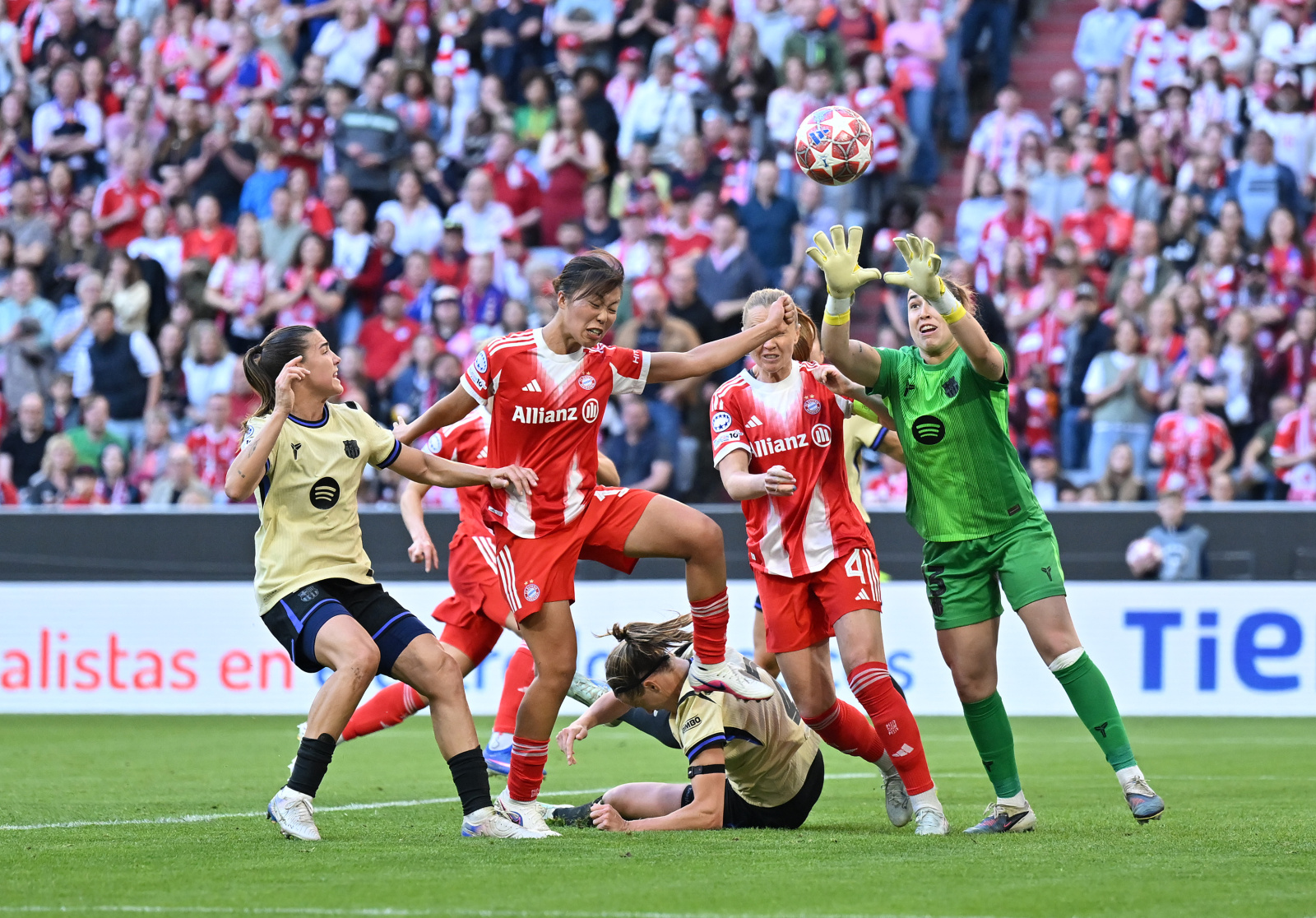 FC Bayern München v FC Barcelona - UEFA Women's Champions League 2025/26 Semi-Final First Leg