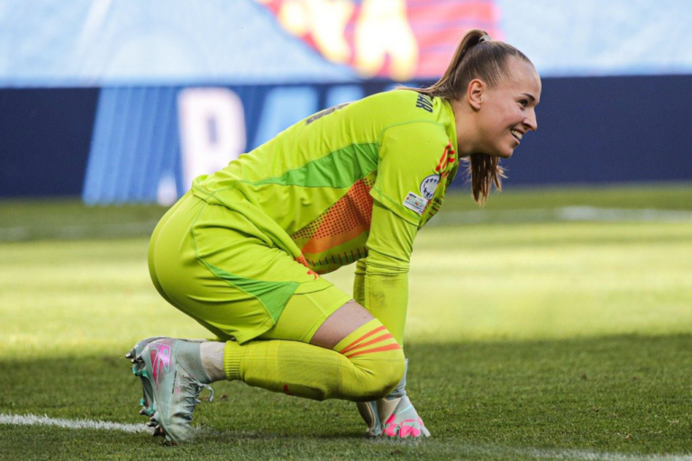 Daphne van Domselaar refuerza su impacto en el Arsenal