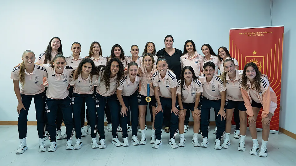 Paula Leitón campeona olímpica ha visitado a la selección sub-19