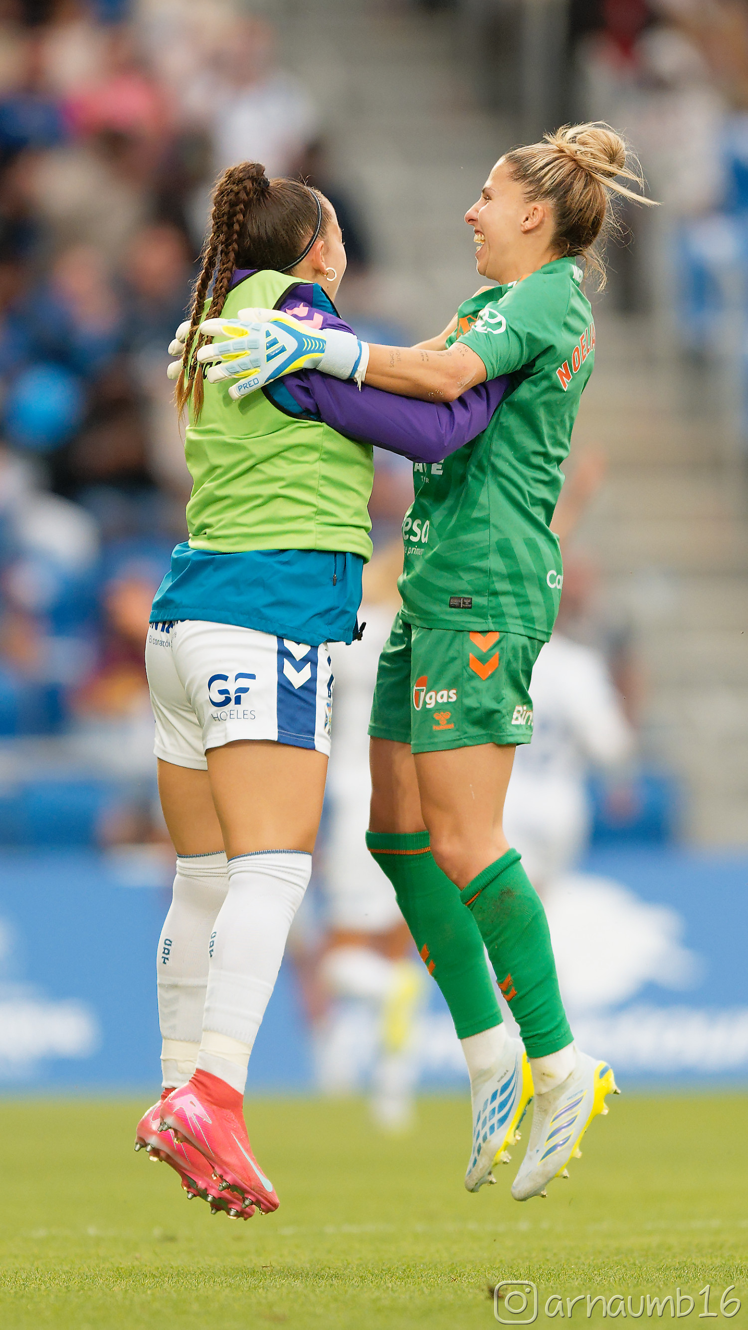 Noelia Ramos, guardameta del Costa Adeje Tenerife, celebra un gol en la Liga F 2026. Foto: Arnau Martínez (@arnaumb16)