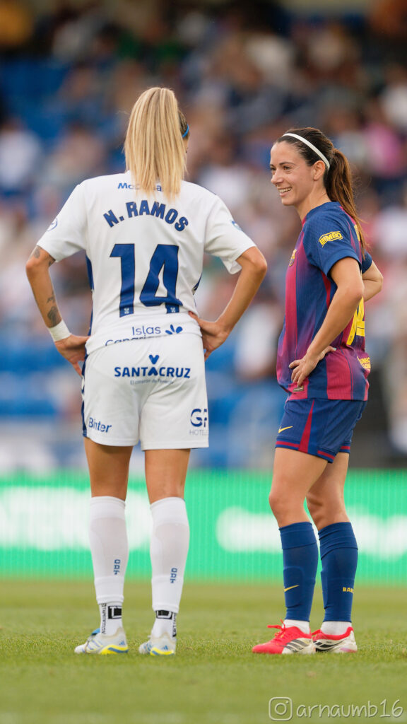 La jugadora del Barcelona Aitana Bonmatí y la futbolista del Costa Adeje Tenerife Natalia Ramos, durante un partido de la Liga F 2026. Foto: Arnau Martínez (@arnaumb16)