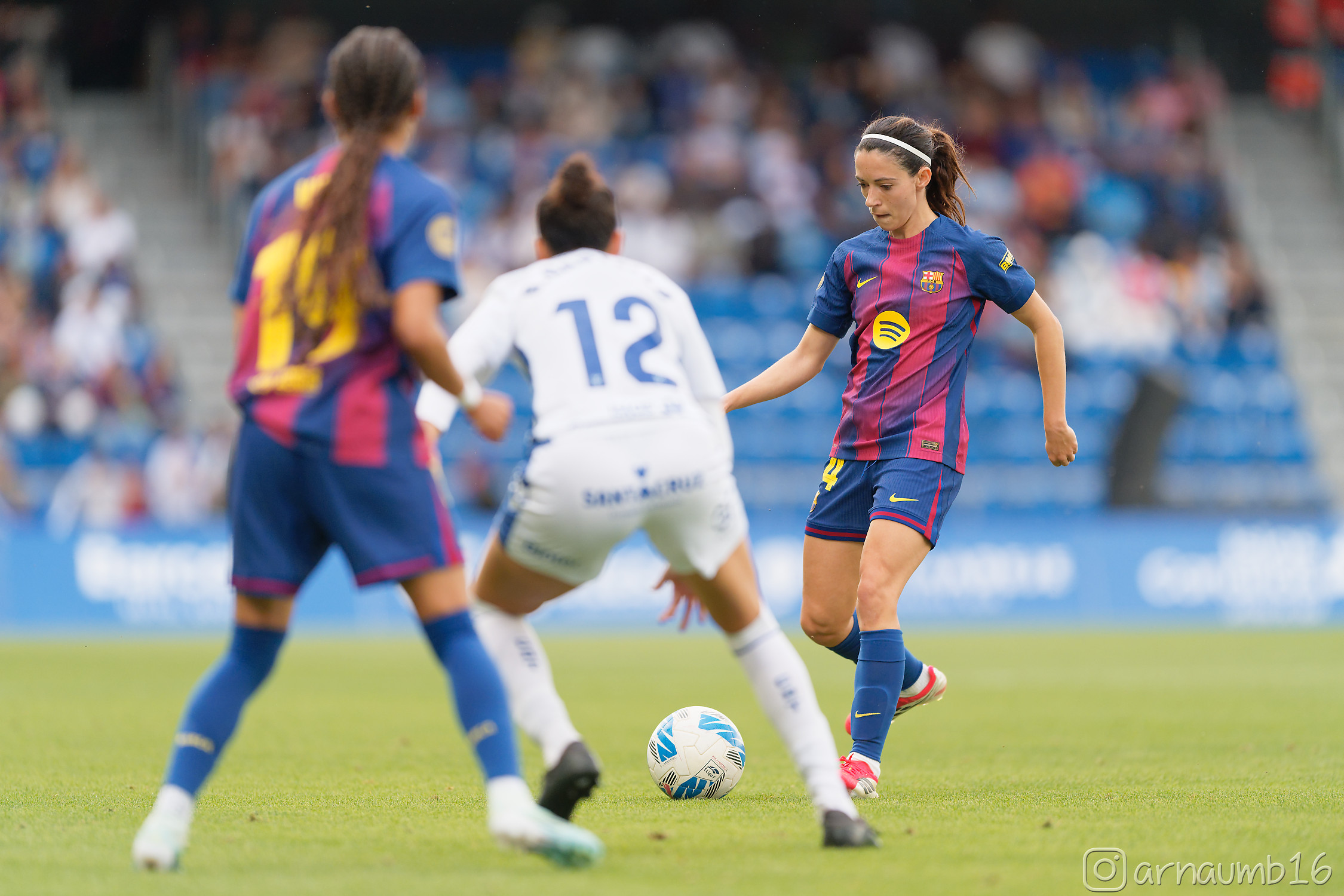 La jugadora del Barcelona Aitana Bonmatí, durante un partido de la Liga F 2026. Foto: Arnau Martínez (@arnaumb16)