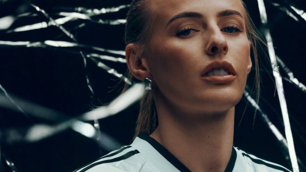 Chloe Kelly ficha por Adidas