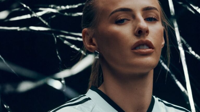 Chloe Kelly ficha por Adidas