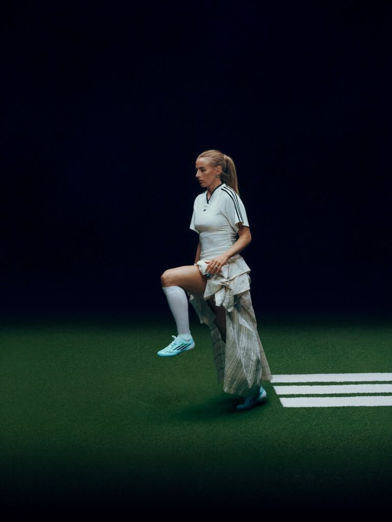 Chloe Kelly ficha por Adidas