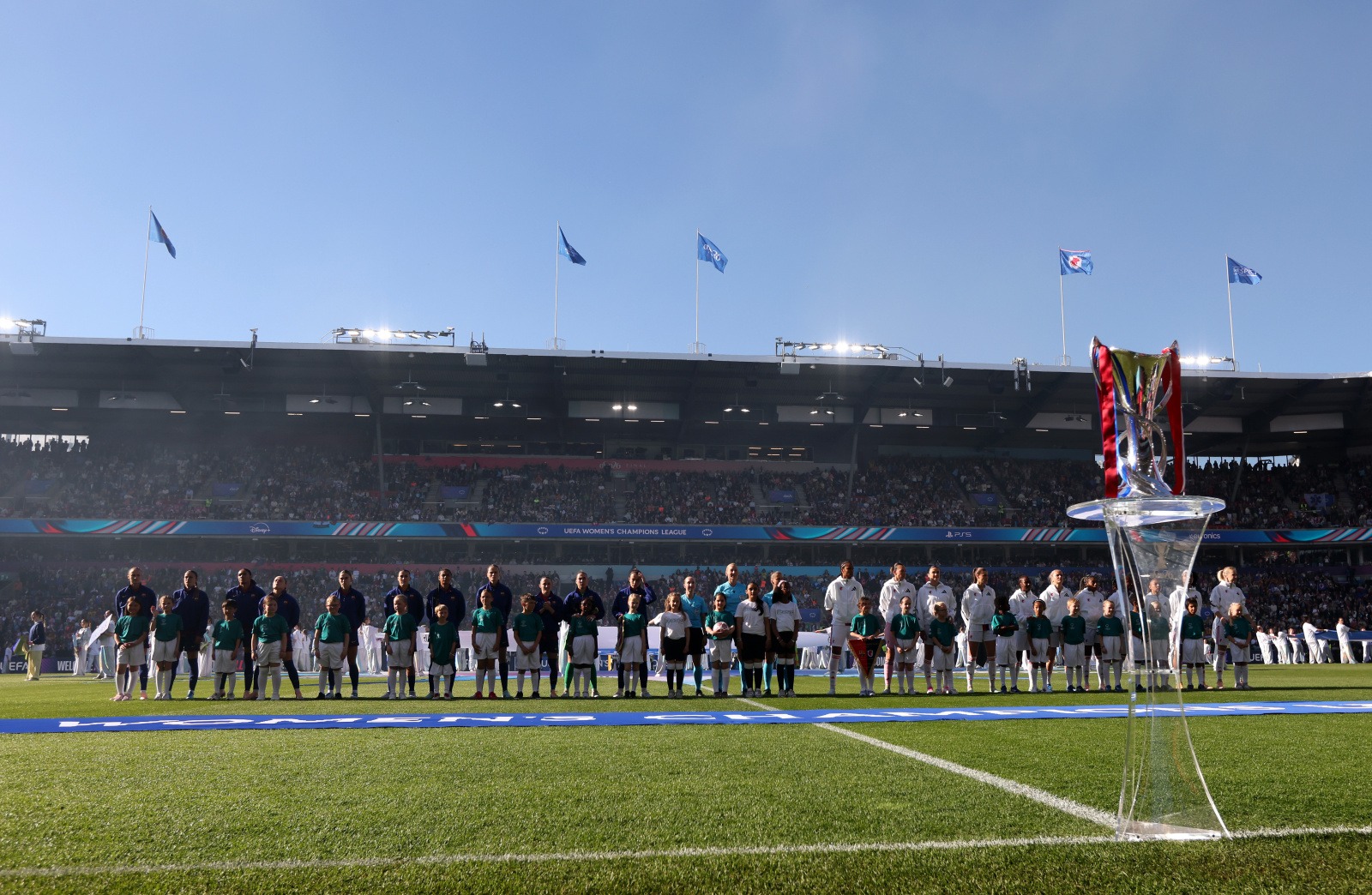 OSLO, NORWAY - MAY 23: Players of FC Barcelona and OL Lyonnes line up on the pitch infront of the UEFA Women's Champions League trophy prior to the UEFA Women's Champions League Final 2026 match between FC Barcelona and OL Lyonnes at Ullevaal Stadion on May 23, 2026 in Oslo, Norway. (Photo by Florencia Tan Jun - UEFA/UEFA via Getty Images)