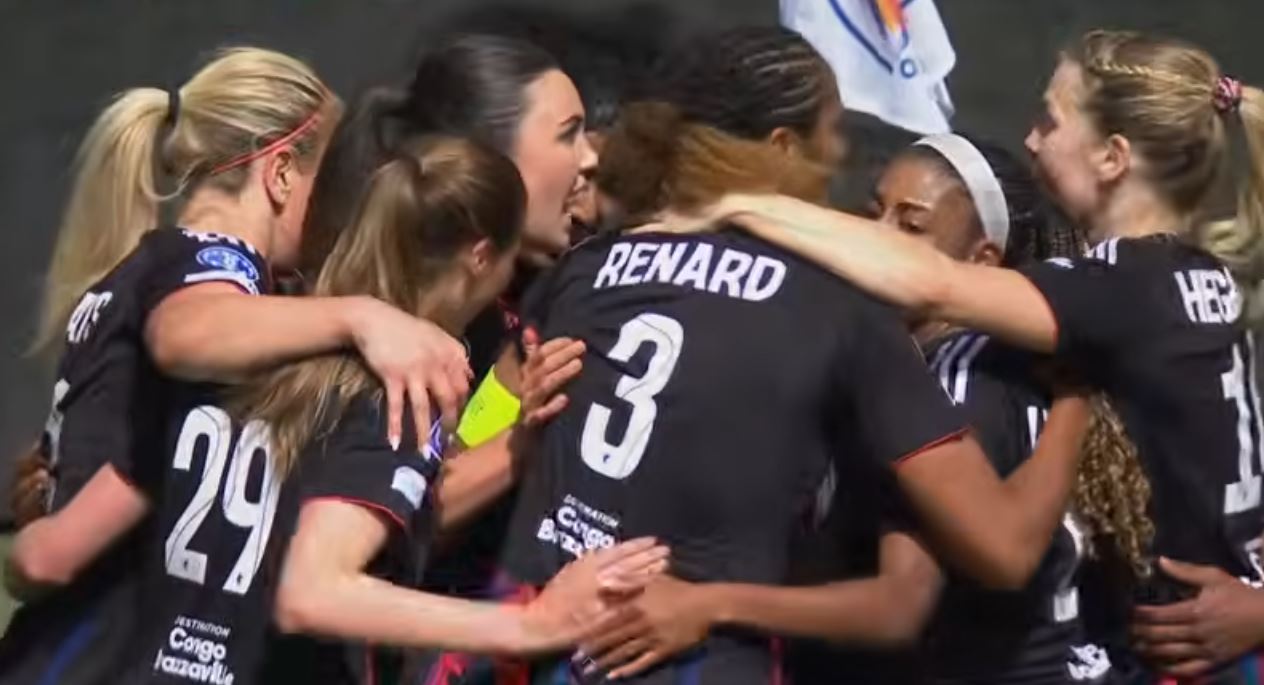 Las jugadoras del Lyonnes celebran el gol de Renard en la Champions League 2026. Foto: Captura/ESPN