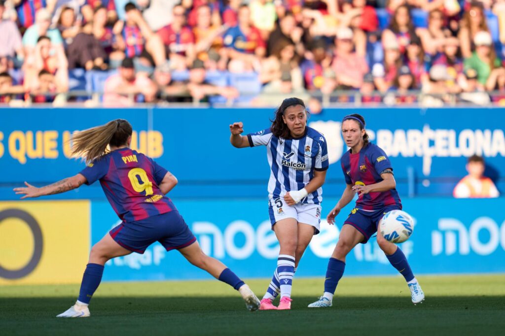 Paula Fernández, de la Real Sociedad, y Claudia Pina y Aitana Bonmatí, del Barcelona, durante un partido de la Liga F 2026. Foto: LigaF