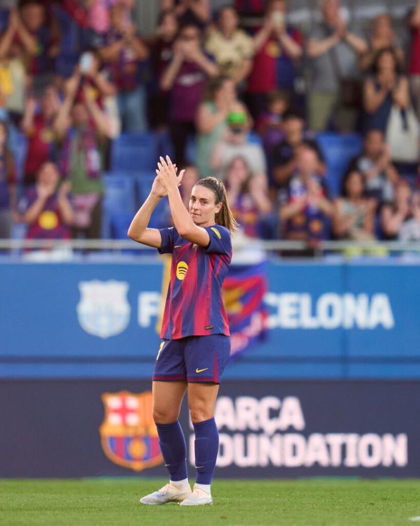 La jugadora del Barcelona Alexia Putellas saluda a su afición en el Johan Cruyff, durante la temporada 2025-2026. Foto: LigaF