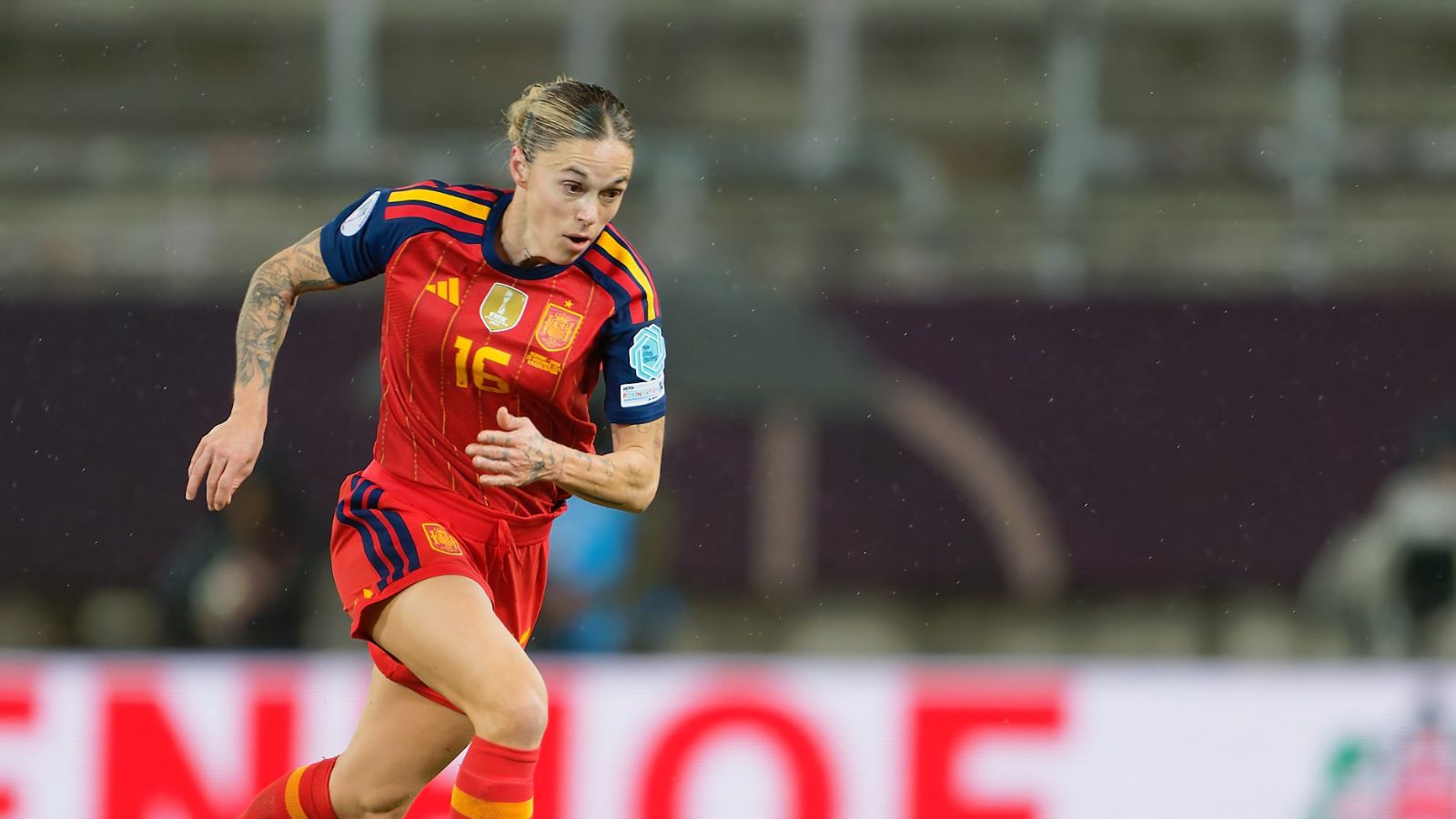 Futbolista española corriendo en acción
