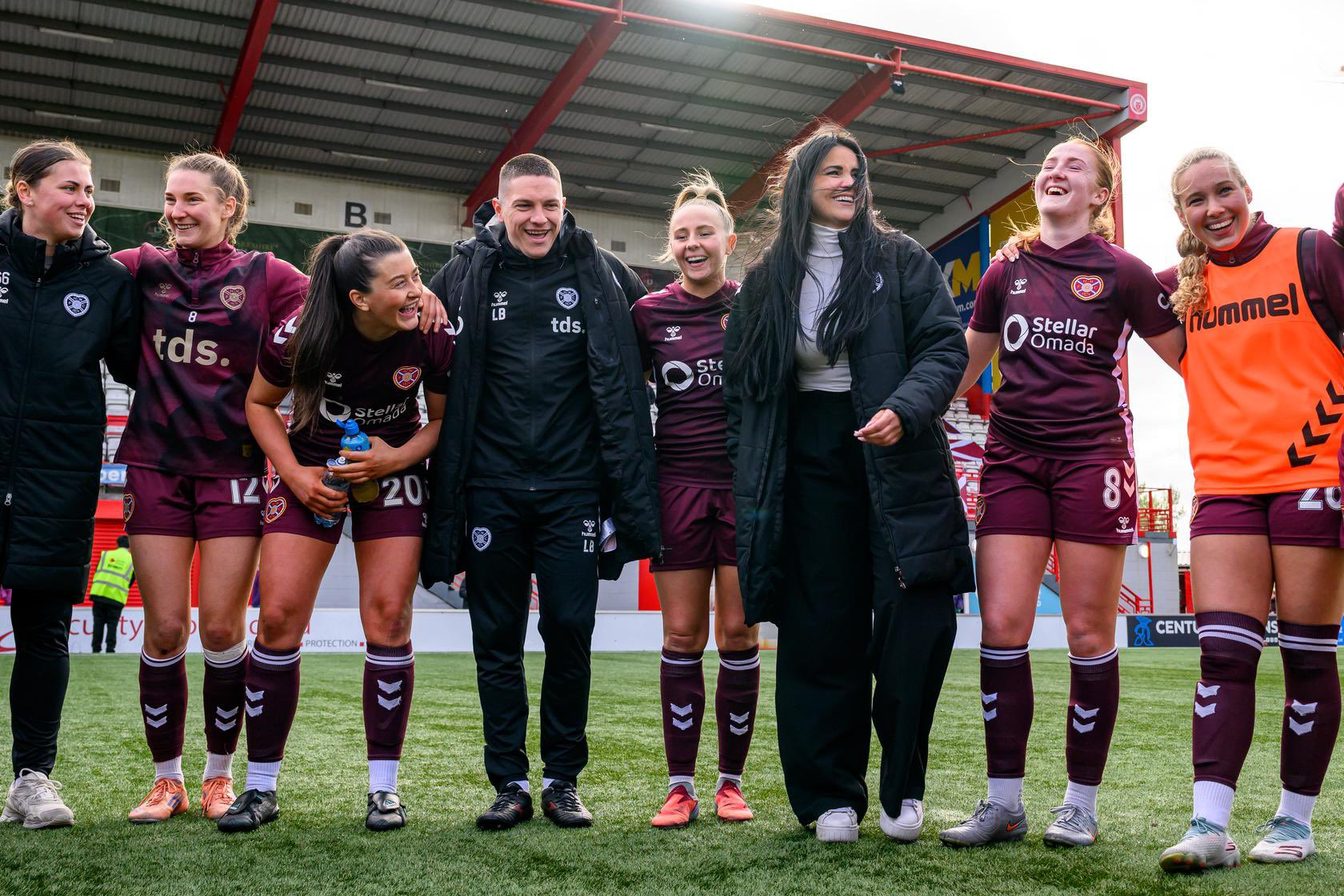 Eva Olid y jugadoras del Hearts Women