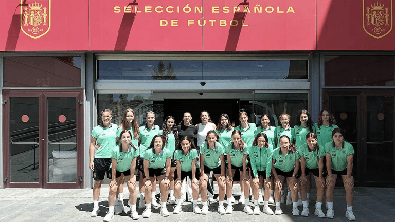 Anita Luján y Peque acompañan a la sub-15 femenina de futsal