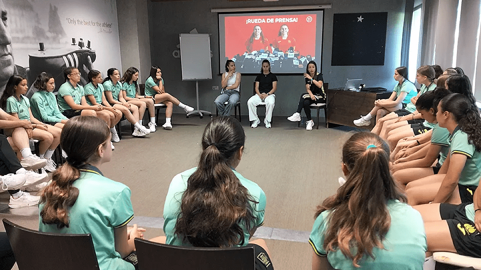 Anita Luján y Peque acompañan a la sub-15 femenina de futsal