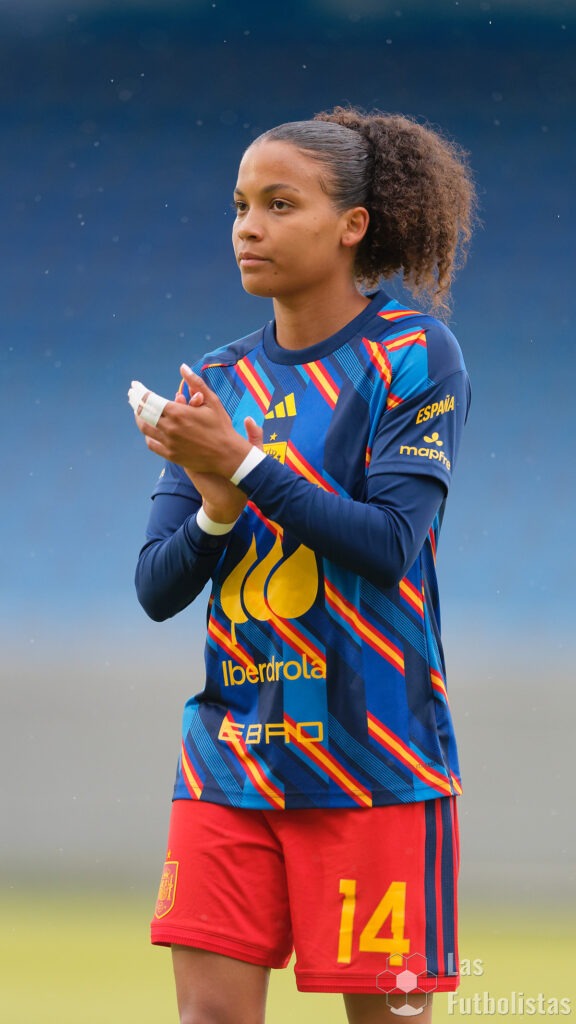Vicky López, en el calentamiento de la Selección de España, durante un partido en 2026. Foto: Las Futbolistas