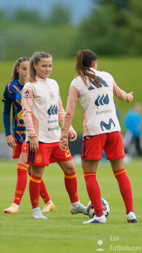 Claudia Pina, en el calentamiento de la Selección de España, durante un partido en 2026. Foto: Las Futbolistas