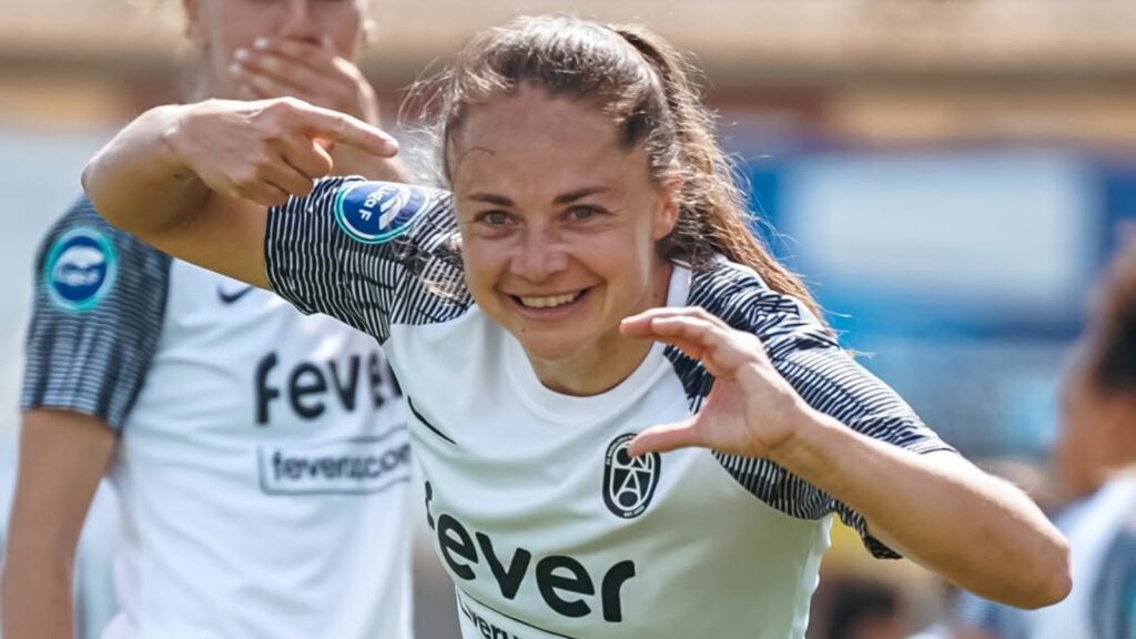 Estefanía Banini celebrando un gol con el FC Badalona Women