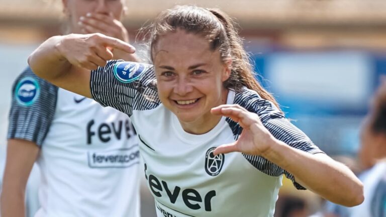 Estefanía Banini celebrando un gol con el FC Badalona Women