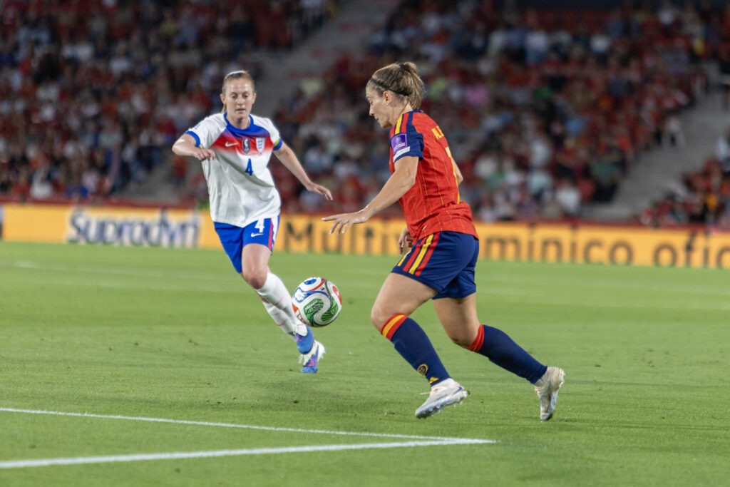 La jugadora de la Selección de España Alexia Putellas y la futbolista de Inglaterra Keira Walsh, en 2026. Foto: Hugo Mesonero
