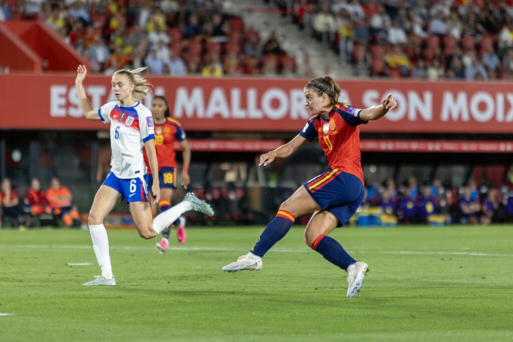 La jugadora de la Selección de España Alexia Putellas golpea el balón, en 2026, en Mallorca. Foto: Hugo Mesonero