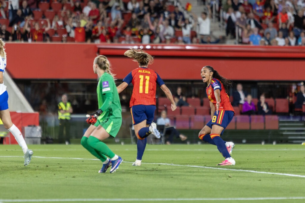 La jugadora de la Selección de España Alexia Putellas celebra un gol con Salma, en 2026, en Mallorca. Foto: Hugo Mesonero