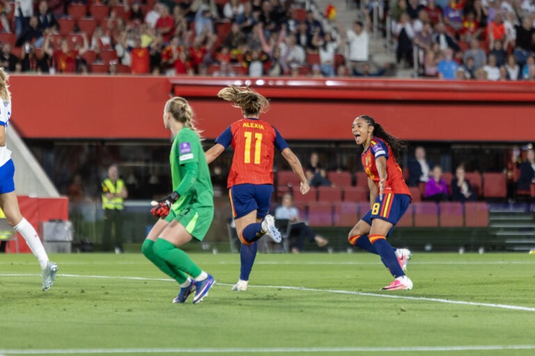 La jugadora de la Selección de España Alexia Putellas celebra un gol con Salma, en 2026, en Mallorca. Foto: Hugo Mesonero