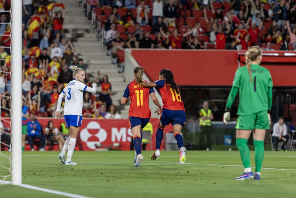 La jugadora de la Selección de España Alexia Putellas celebra un gol con Salma Paralluelo, en 2026, en Mallorca. Foto: Hugo Mesonero