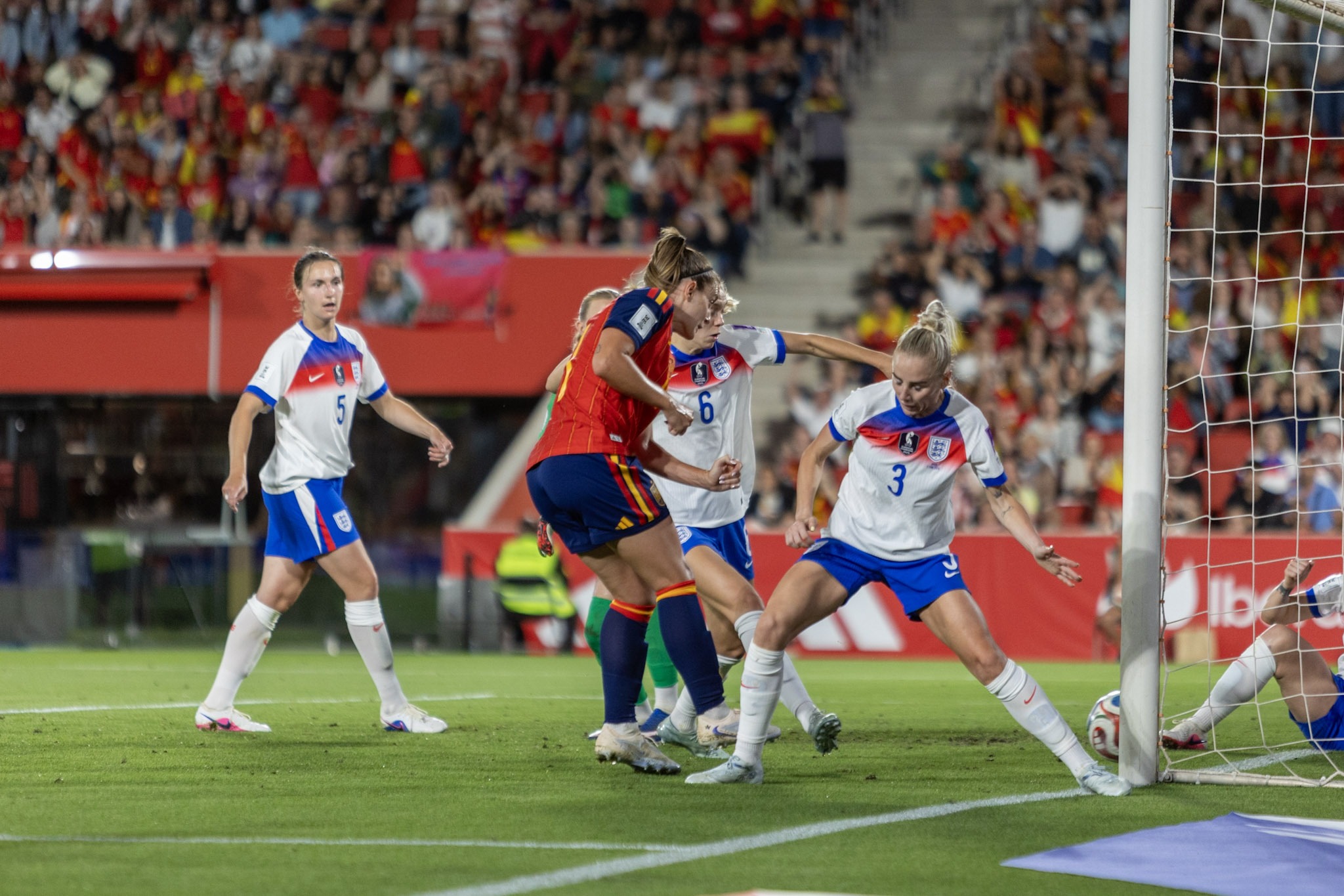 La jugadora de la Selección de España Alexia Putellas dispara a portería en 2026. Foto: Hugo Mesonero
