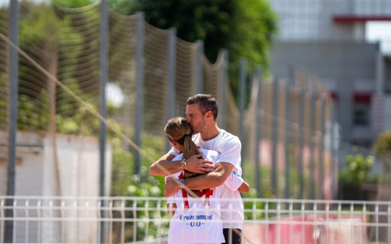 Martina Azpilicueta abrazando a su padre - Liga F