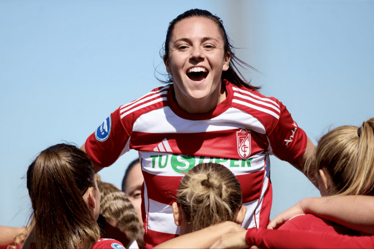 Alba Pérez celebra un gol con el Granada