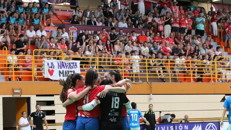 Fusti Navalcarnero celebra un gol